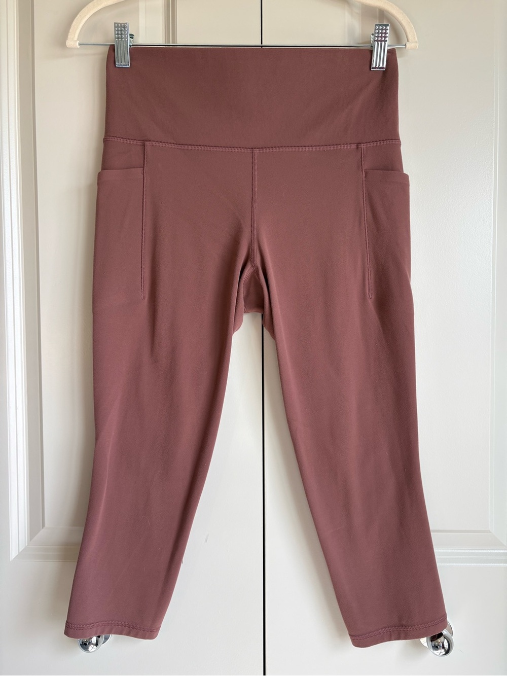 Athleta Salutation Stash Pocket Capri in Mauve size Medium Pilates Yoga Leggings
